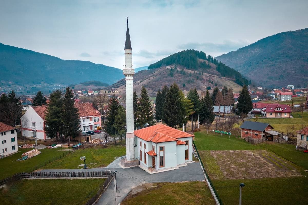 Džamija Bilal bin Rebbah u Koritima s bijelom munarom i crvenim krovom