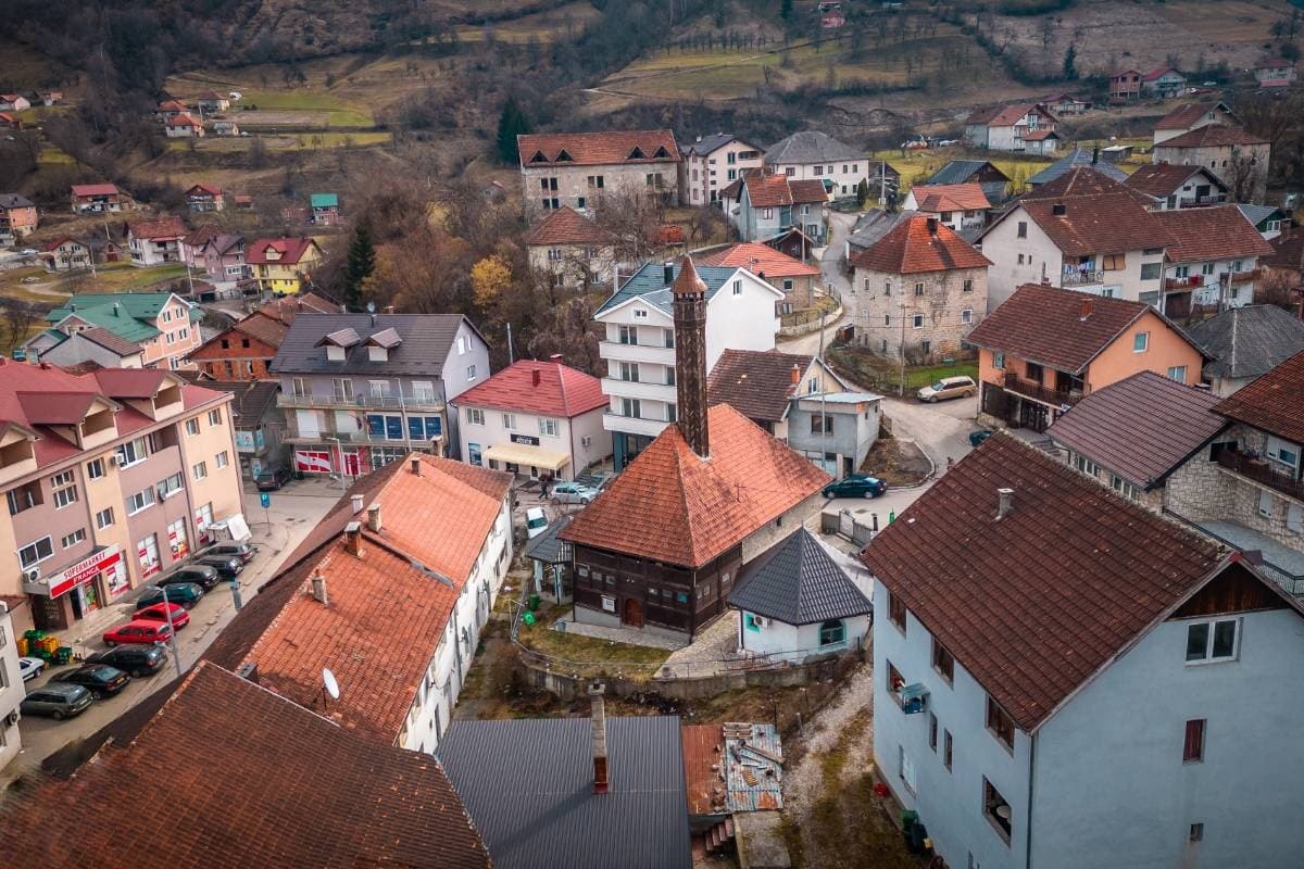 Redžepagića džamija s drvenom munarom među kućama u Plavu